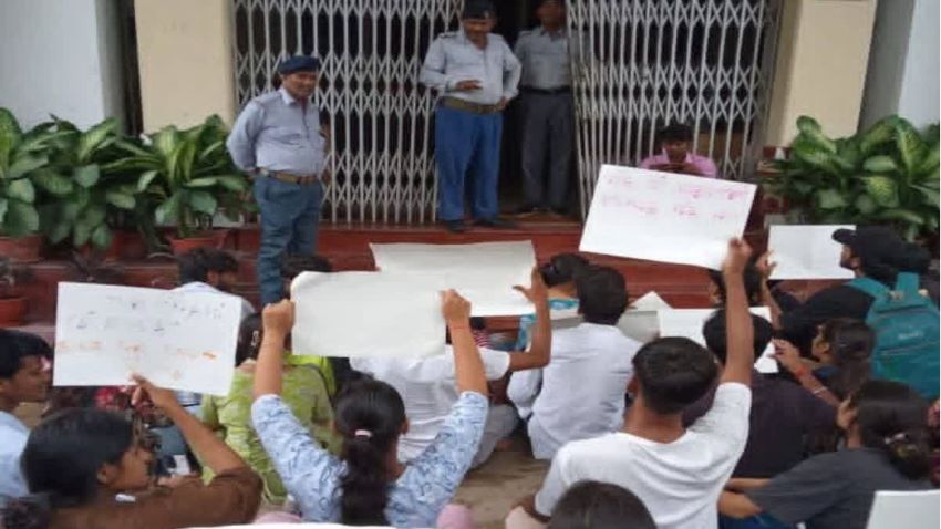 प्रैक्टिकल परीक्षा में बड़ा खेल? BHU छात्रों ने खोला मोर्चा, दोबारा कॉपी जांचने पर अड़े