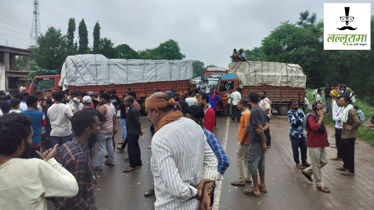 Chhattisgarh : NH-30 पर ट्रक ड्राइवरों का चक्काजाम, चेकिंग के दौरान RTO पर बदसलूकी का आरोप