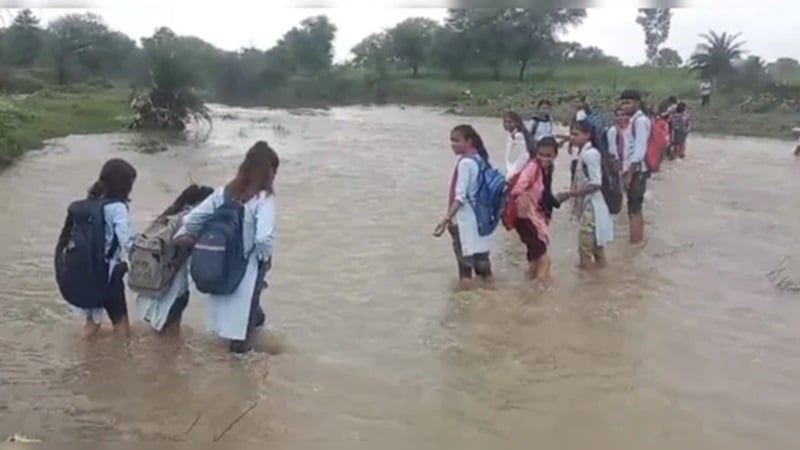 Baran News: बारिश में उफना नाला, फिर भी स्कूल जाना जरूरी, बच्चों का ये खतरनाक सफर देख सिहर जाएंगे