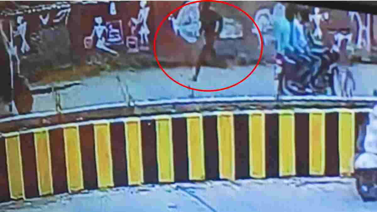 पुलिस अभिरक्षा से आरोपी फरार: जेल ले जाते समय बाइक से कूदकर भागा, दो पुलिसकर्मी घायल