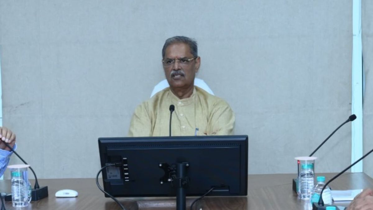 हॉर्टिकल्चर अफसरों पर भड़के डिप्टी सीएम कनक वर्धन, कहा- ‘आप सरकार नहीं चला रहे, हम चला रहे हैं’