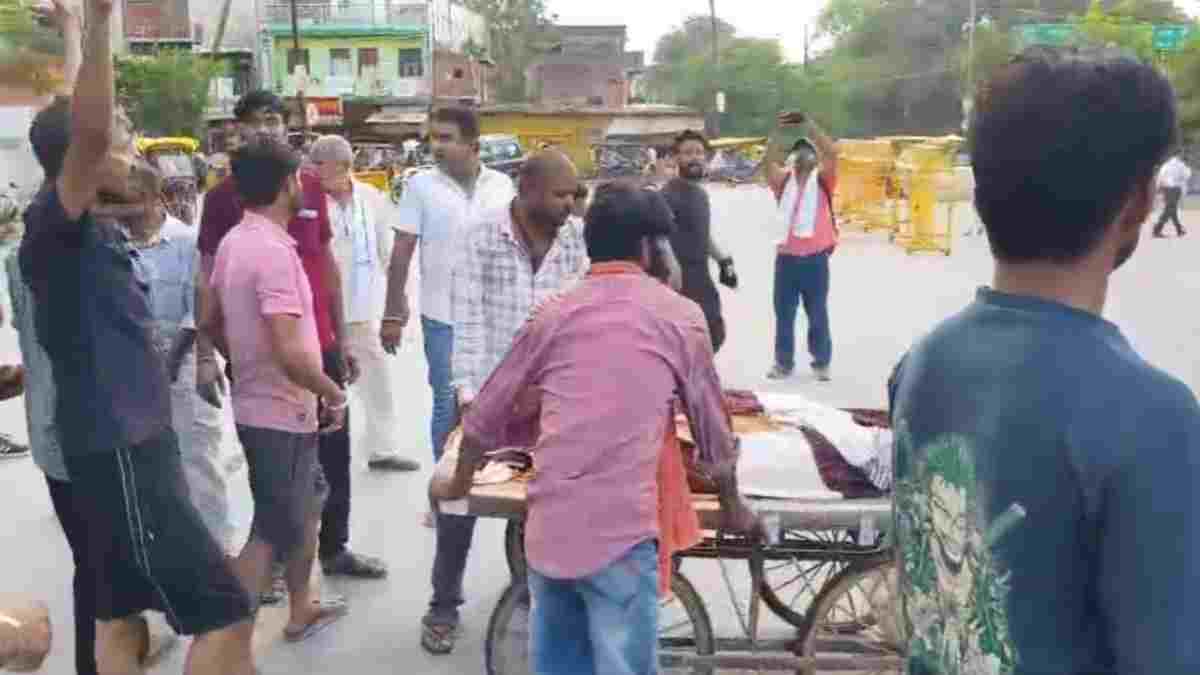 दोस्त पर तलवार से हमला, इलाज के दौरान युवक की मौत, परिजनों ने कोतवाली में शव रखकर किया प्रदर्शन