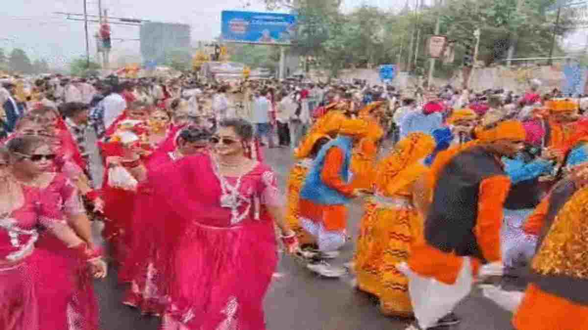 World Tribal Day: भोपाल में निकली यात्रा, बारिश में उमंग सिंघार ने किया आदिवासी नृत्य, कमलनाथ ने गिनाए अपने कार्यकाल के काम