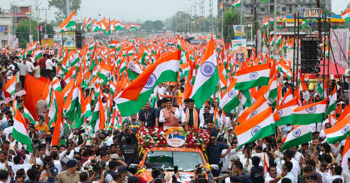 एमपी की सबसे बड़ी तिरंगा यात्रा: CM डॉ मोहन ने लहराया तिरंगा, बच्चों को किया दुलार और सेल्फी भी ली