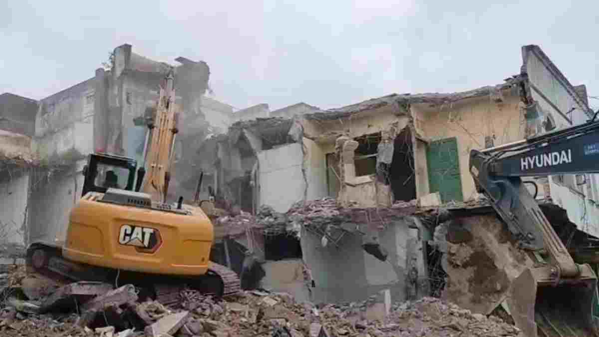 महाकाल मंदिर के पास गरजा बुलडोजर: अवैध बिल्डिंग में चल रहा था चिकन सेंटर, होटल और रेस्टोरेंट, प्रशासन ने किया जमींदोज