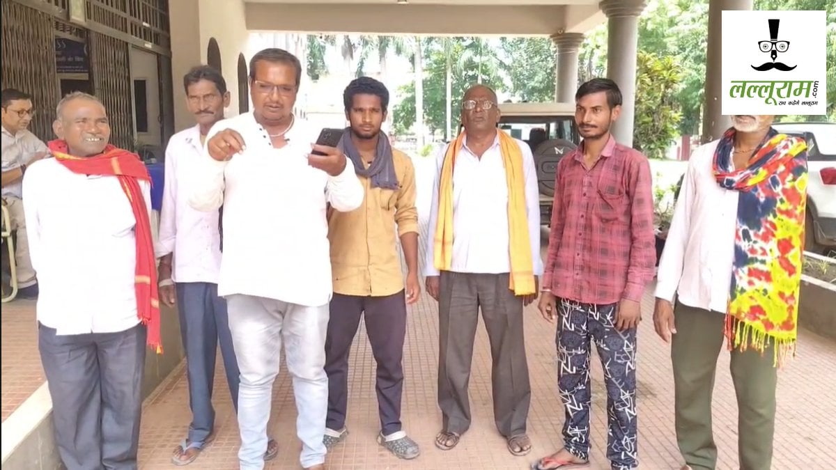 CG News : खेत काटकर भू-माफिया कर रहे हैं प्लाॅटिंग, किसानों की सैकड़ों एकड़ फसल हो रही बर्बाद, प्रशासन से एक्शन की मांग