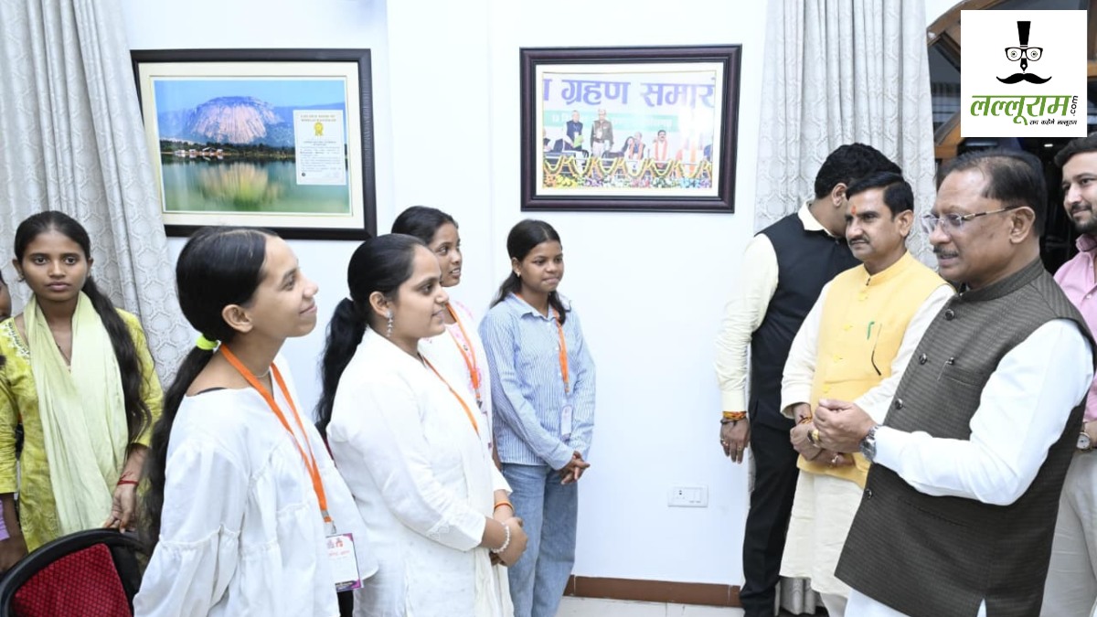 मेधावी छात्रों से रूबरू हुए CM साय, कहा- सफलता सिर्फ डॉक्टर-इंजीनियर बनने तक सीमित नहीं, हर क्षेत्र में हैं अवसर