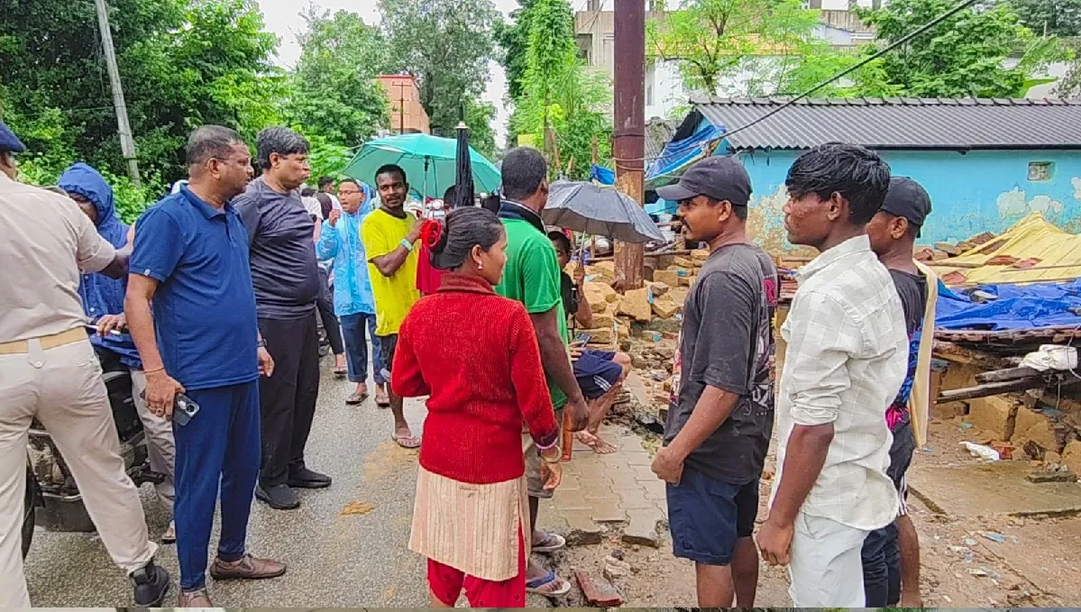 चाईबासा में बारिश का कहर: अमला टोला में कच्चा मकान ढहा, मलबे में दबे 4 लोग बाल-बाल बचे,कई इलाके जलमग्न