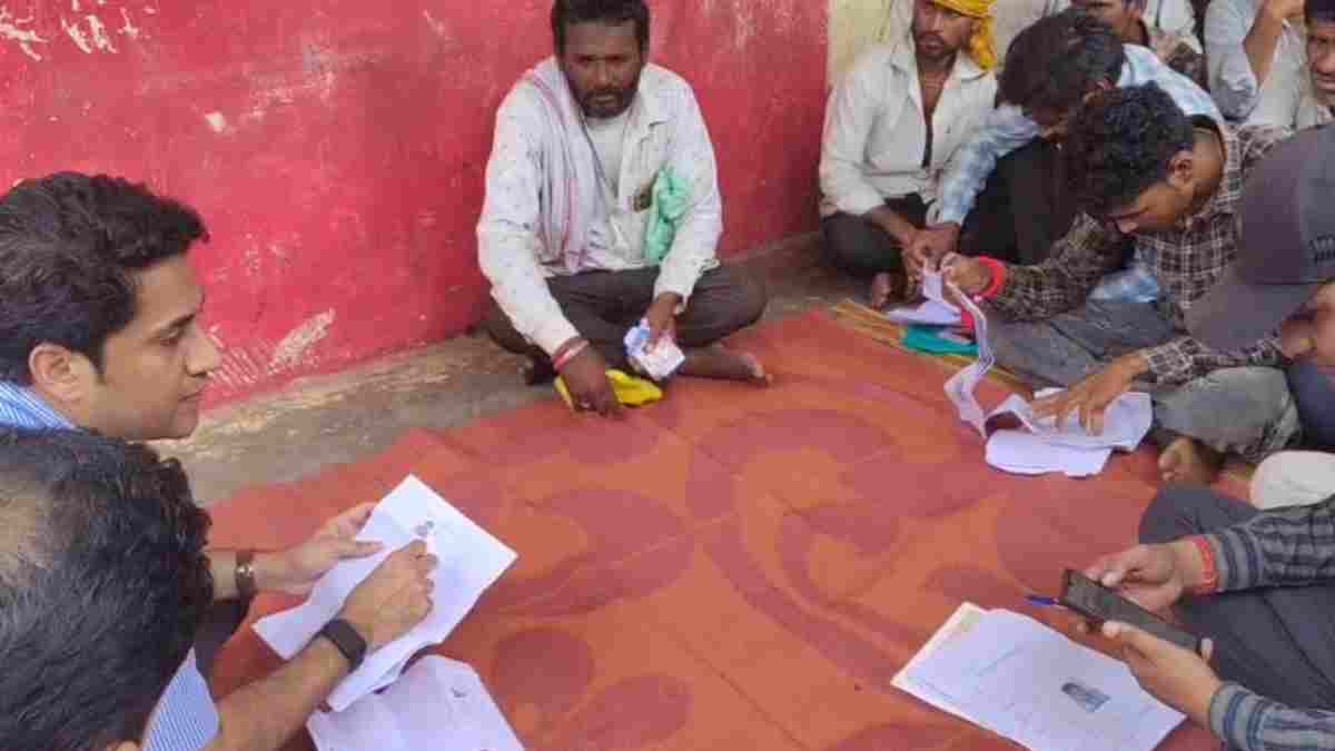 केन-बेतवा लिंक परियोजना: कलेक्टर और एसपी ने प्रभावित पुनर्वासित ग्रामों का किया निरीक्षण, जमीन पर बैठकर सुनीं ग्रामीणों की समस्याएं 