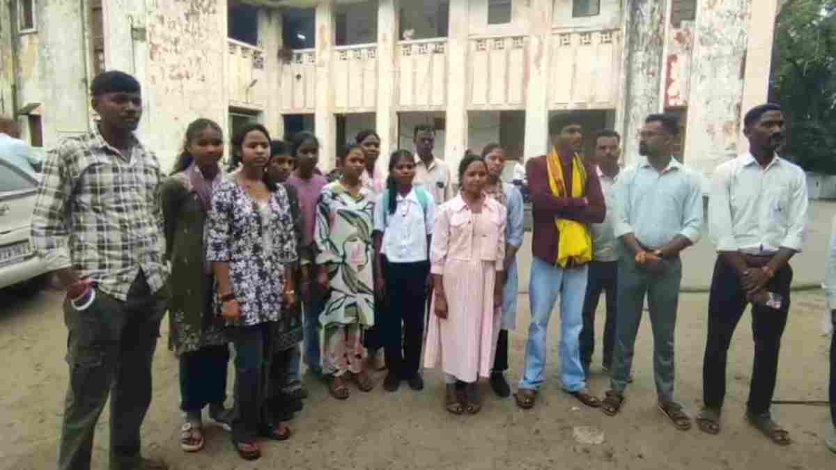 छात्रावास में पढ़ाई के बजाय छात्राओं से कराया जा रहा घरेलू काम: अधीक्षिका पर गंभीर आरोप, परिजनों ने जताई नाराजगी 