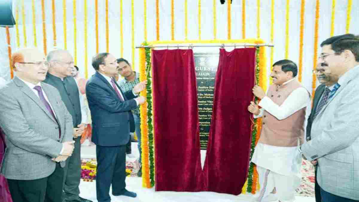 उज्जैन में न्यायाधीश अतिथि गृह का भूमिपूजन: CJI सूर्यकांत और CM डॉ. मोहन यादव ने किया शिलान्यास; 18.66 करोड़ से बनेगा आधुनिक भवन