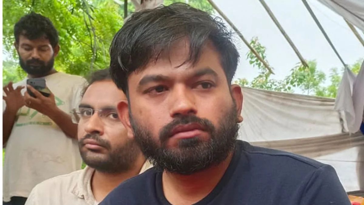 ‘कॉकरोच पार्टी’ में बगावतः सीजेपी समर्थक युवकों ने अभिजीत दीपके के घर के बाहर धरना दिया, लगाए गंभीर आरोप
