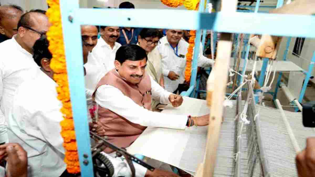 हथकरघा को प्रोत्साहन, महिलाओं को सम्मान: CM डॉ. मोहन यादव ने दिया उज्जैन को ‘हैण्डलूम सेंटर ऑफ एक्सीलेंस’ का उपहार