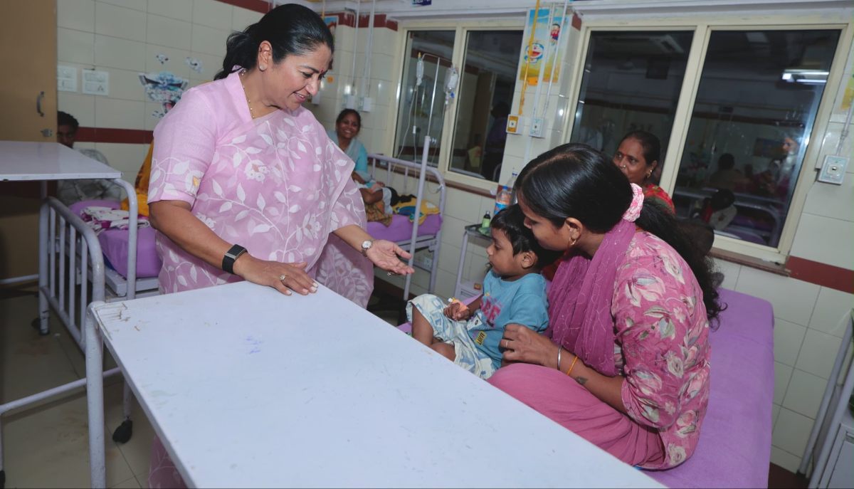 CM Rekha Gupta: सीएम रेखा गुप्ता ने लाल बहादुर शास्त्री अस्पताल का किया दौरा, मरीजों से बात कर सुनीं समस्याएं