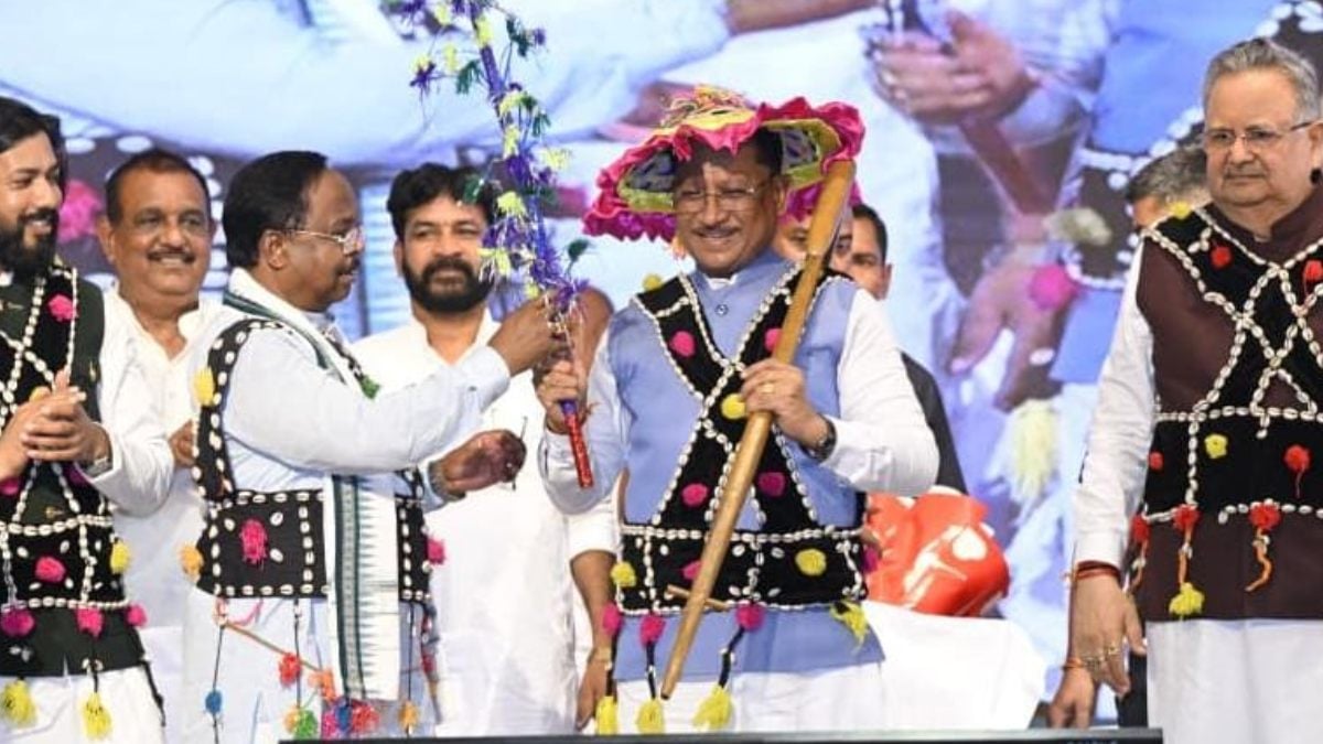 हरेली तिहार के रंग में रंगा मुख्यमंत्री निवास, पिंक ऑटो से पारंपरिक वेशभूषा में पहुंचे CM साय, कहा- परंपराओं को नई पीढ़ी तक पहुंचाना भी हमारी जिम्मेदारी