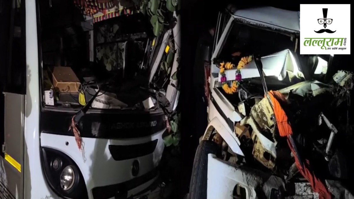 CG Accident News : UP से हैदराबाद जा रही बस और बोलेरो की बीच जोरदार टक्कर, हादसे में मजदूर की मौत, कई घायल