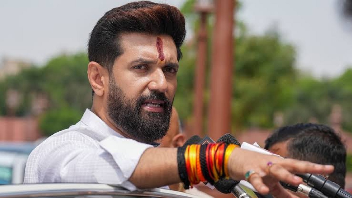 हिजाब विवाद पर चिराग पासवान ने ओवैसी को दिया जवाब! बोले- धार्मिक वेशभूषा पर रोक ठीक नहीं
