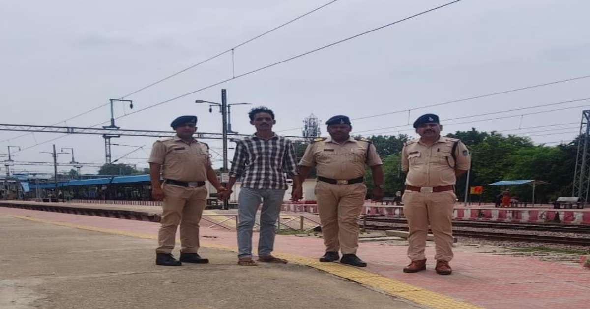 22 साल बाद पकड़ा गया 5 हजार का इनामी पूर्व जवान! जाली नोट कांड में डबरा स्टेशन से गिरफ्तार