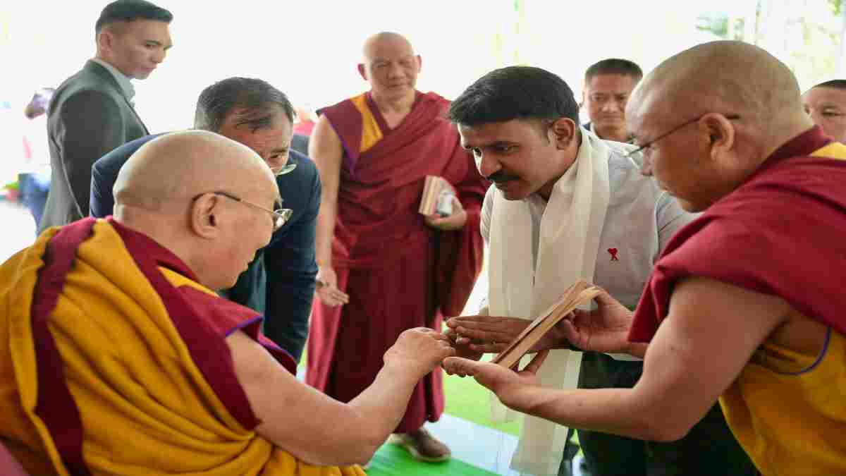 चंबल की धरती से हिमालय तक: दलाई लामा से मिले इंग्लैंड की एडिनबर्ग यूनिवर्सिटी के पूर्व प्रेजिडेंट भरत चतुर्वेदी, भारत की एकता का दिया संदेश   