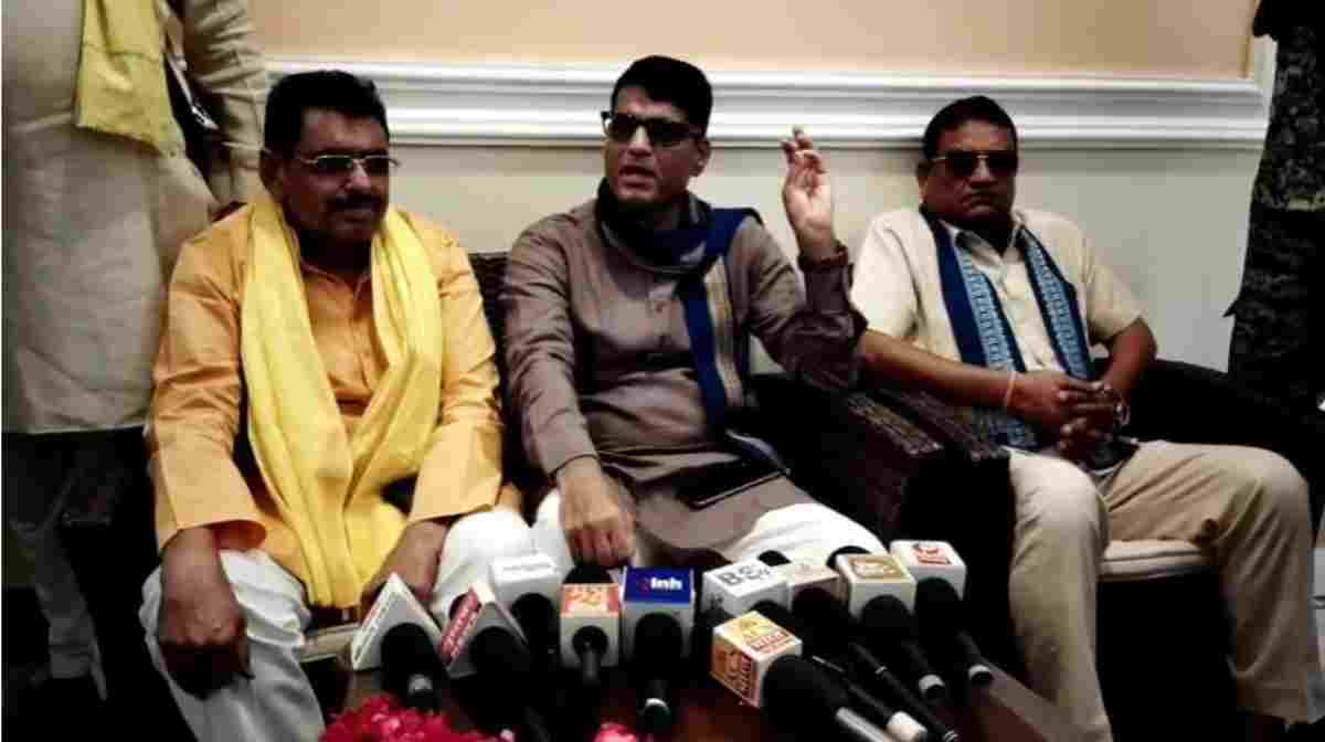 ‘राजनीति छोड़कर बाबा बनने वाले हैं नरोत्तम मिश्रा’, ASP प्रत्याशी दामोदर यादव का विवादित बयान, धीरेंद्र शास्त्री और उनके भाई को बताया भूमाफिया