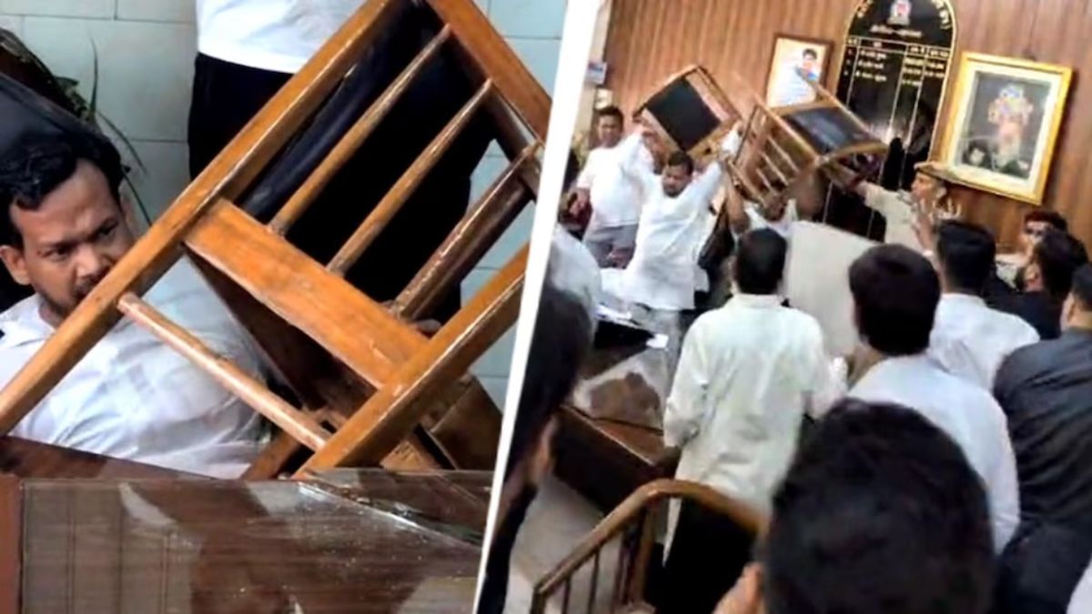 कांग्रेस पार्षद हाजी जरीफ को वकीलों ने कुर्सियों से जमकर पीटा, बेबस खड़ी देखते रही रही पुलिस, देखें वीडियो