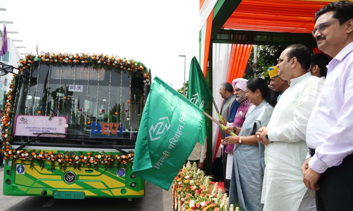 दिल्ली को 200 नई इलेक्ट्रिक बसों की सौगात मिली, CM रेखा गुप्ता ने दिखाई हरी झंडी, महिलाओं-छात्राओं के लिए स्पेशल बस सेवा शुरू