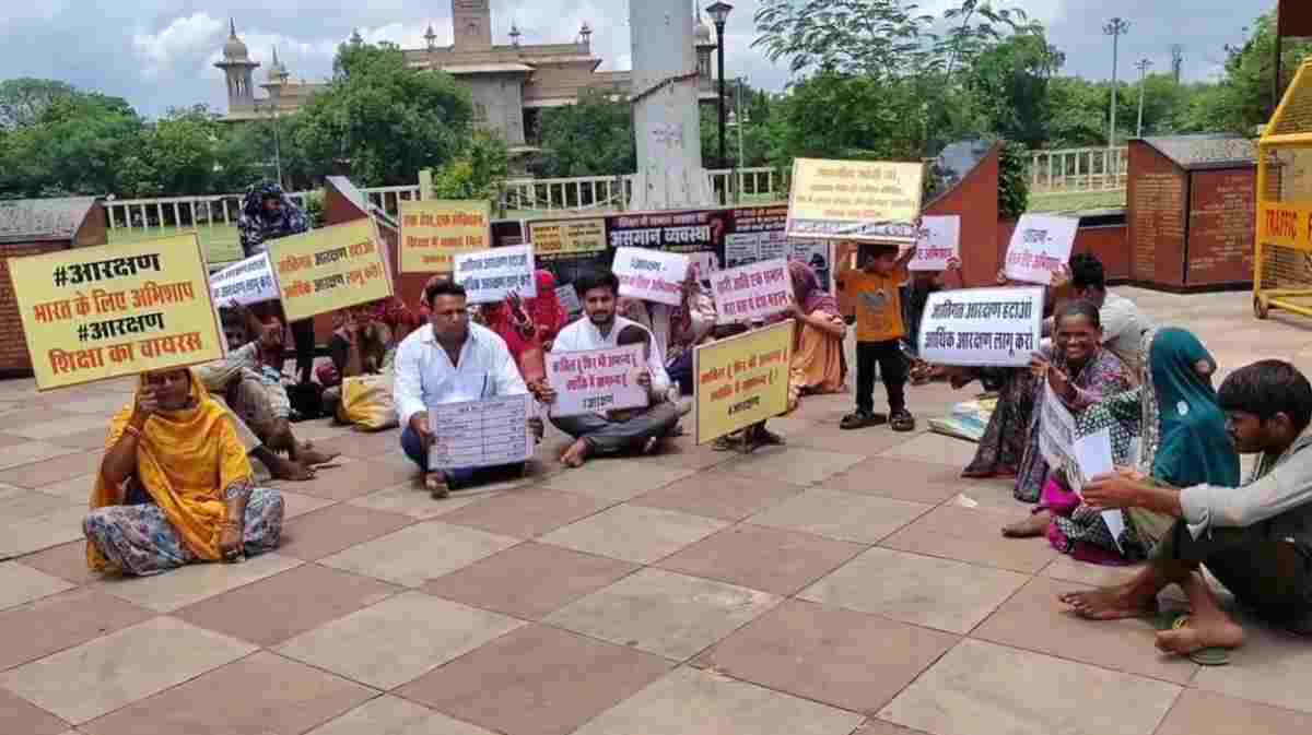 ग्वालियर में उठी आरक्षण खत्म करने की मांग: जातिगत की जगह आर्थिक रिजर्वेशन देने की अपील, आंदोलन में महिलाएं और बच्चे भी शामिल