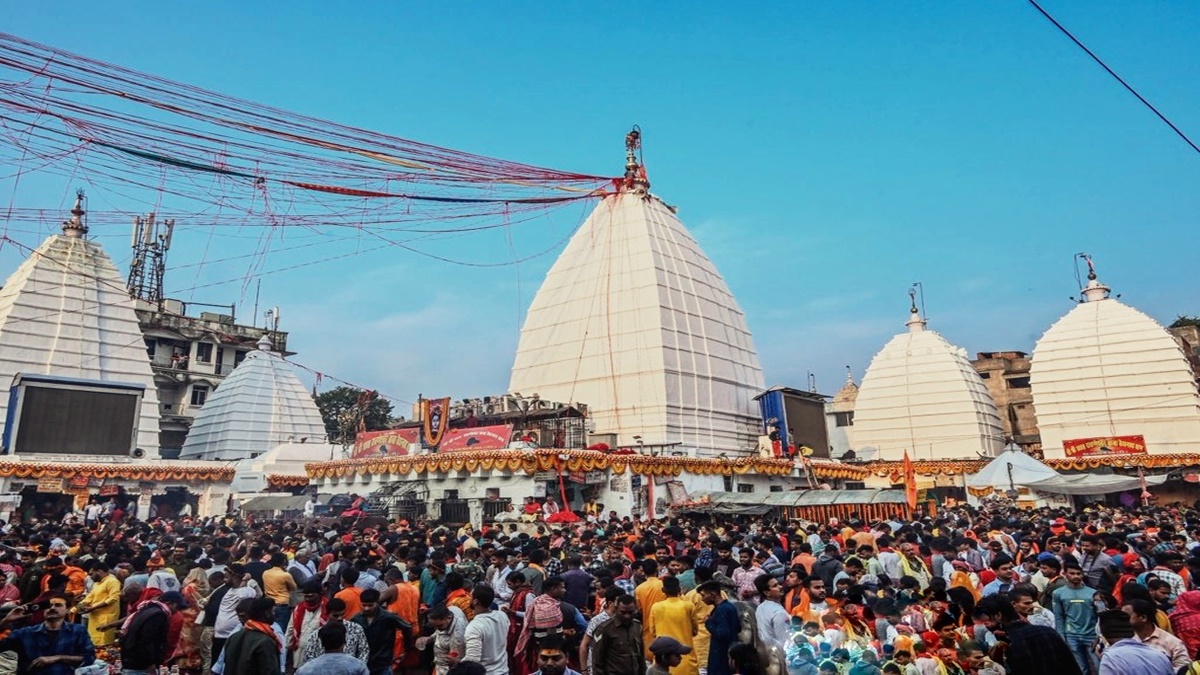देवघर में आस्था का सैलाब : दूसरे सोमवार को 4 लाख श्रद्धालुओं के पहुंचने का अनुमान, 15 KM लंबी कतार, ‘बोल बम’ से गूंजा बाबाधाम