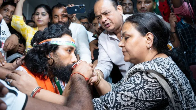 JSSC-CGL Protest: हेमंत सरकार ने मानी छात्रों की मांग, देवेंद्र नाथ महतो ने 16 दिन बाद तोड़ा आमरण अनशन