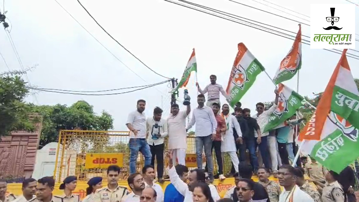 सड़कों पर लालटेन लेकर प्रदर्शन : यूथ कांग्रेस ने महंगी बिजली और स्मार्ट मीटर के खिलाफ घेरा बिजली विभाग