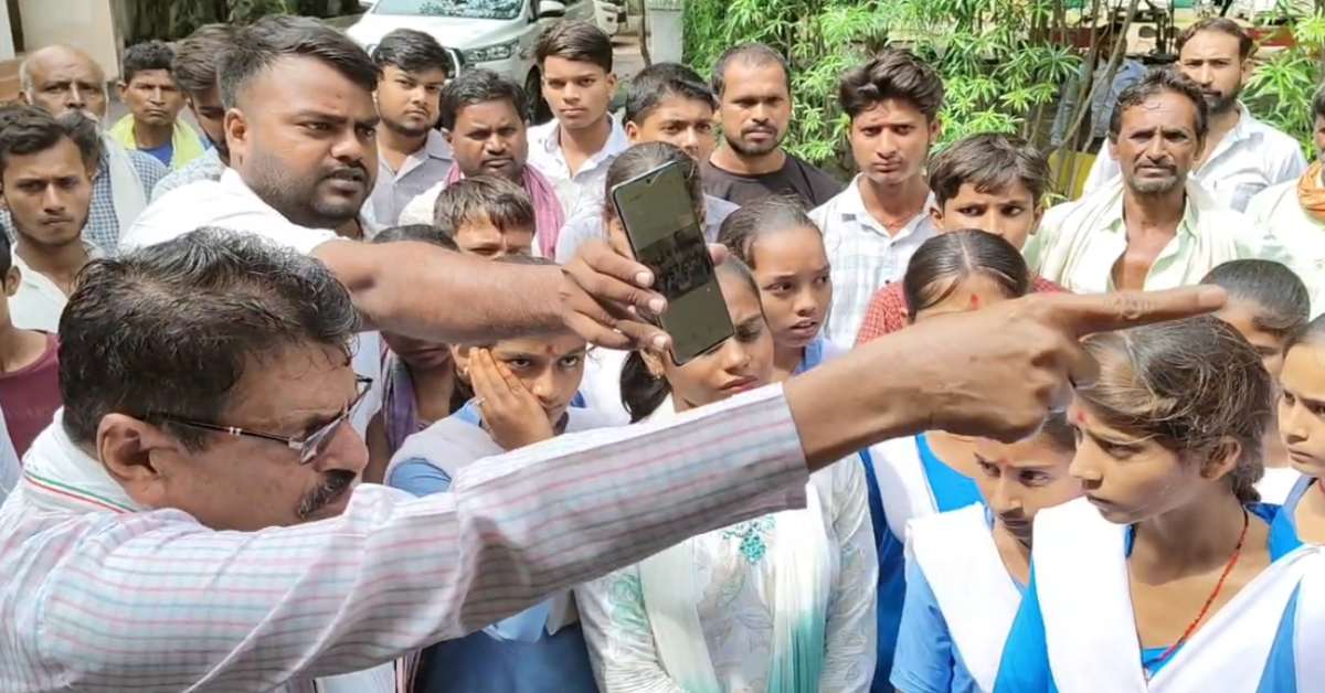 हक की आवाज उठाना पड़ा भारी! प्रदर्शन के बाद ग्रामीणों पर FIR, बच्चों को लेकर SP ऑफिस पहुंचे