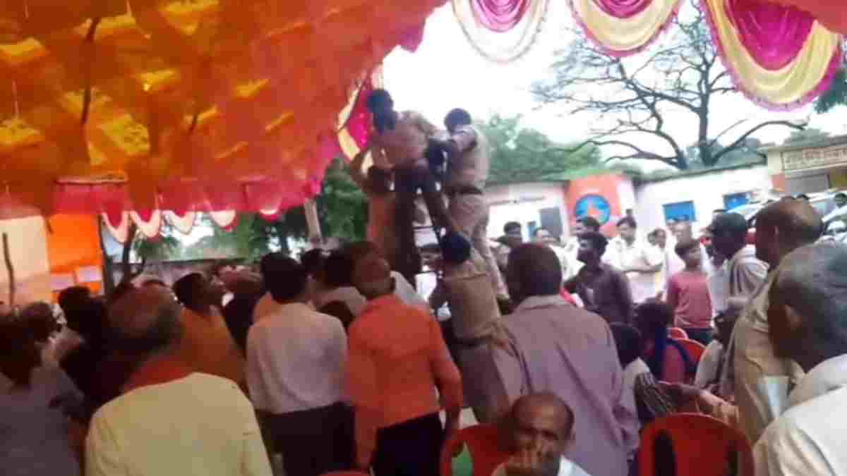 ग्रामीणों की समस्या सुन रहे थे अफसर, तभी किसान ने की फांसी लगाने की कोशिश, मचा हड़कंप