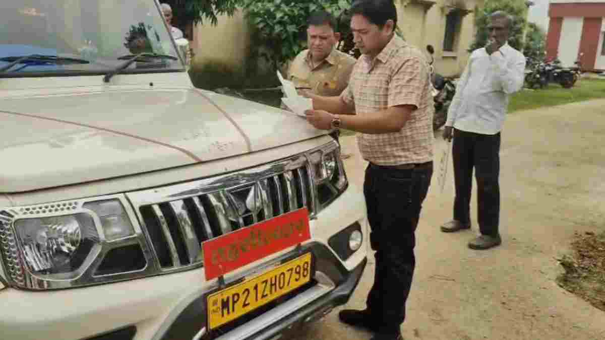 तहसीलदार के नाम पर जमीन का खेल: फर्जी हस्ताक्षर कर पट्टा बनवाने 9 किसानों से वसूले 2 लाख, 2 युवकों के खिलाफ FIR दर्ज