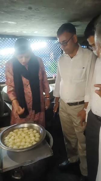 गढ़वा में मिठाई के नाम पर ‘जहर’ का खेल : छापेमारी में केमिकल, सड़ी मिठाइयां और खराब पनीर बरामद