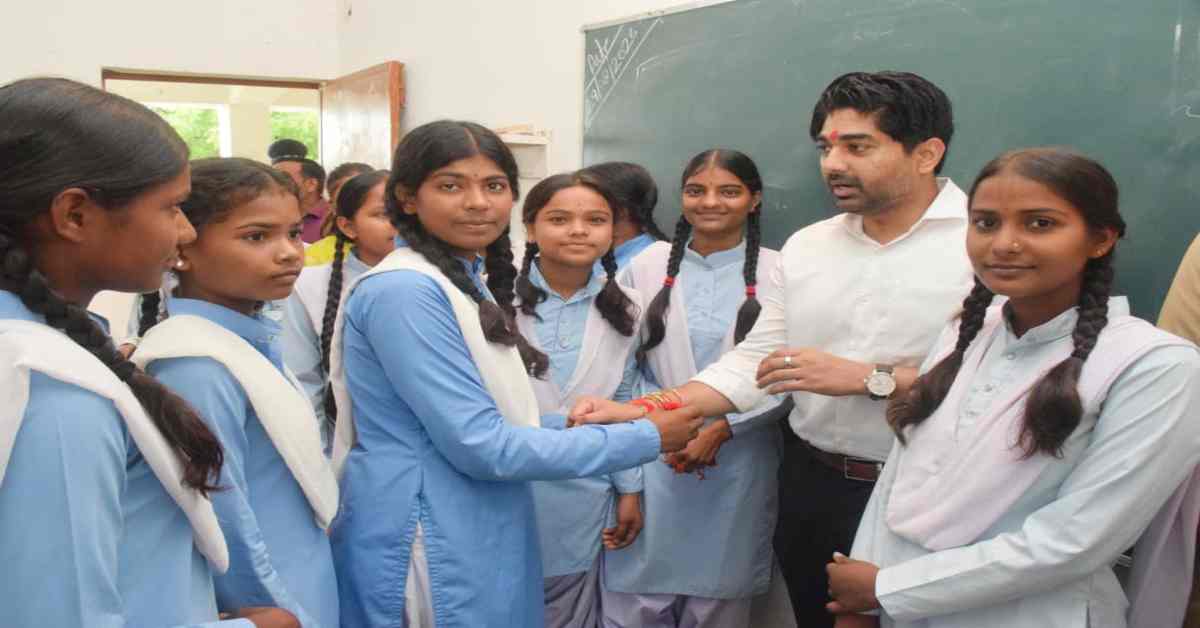 छात्राओं ने बांधी राखी, दिए उपहार! जन विश्वास अभियान के तहत स्कूल पहुंचे कलेक्टर गौरव बैनल; दिए सख्त निर्देश