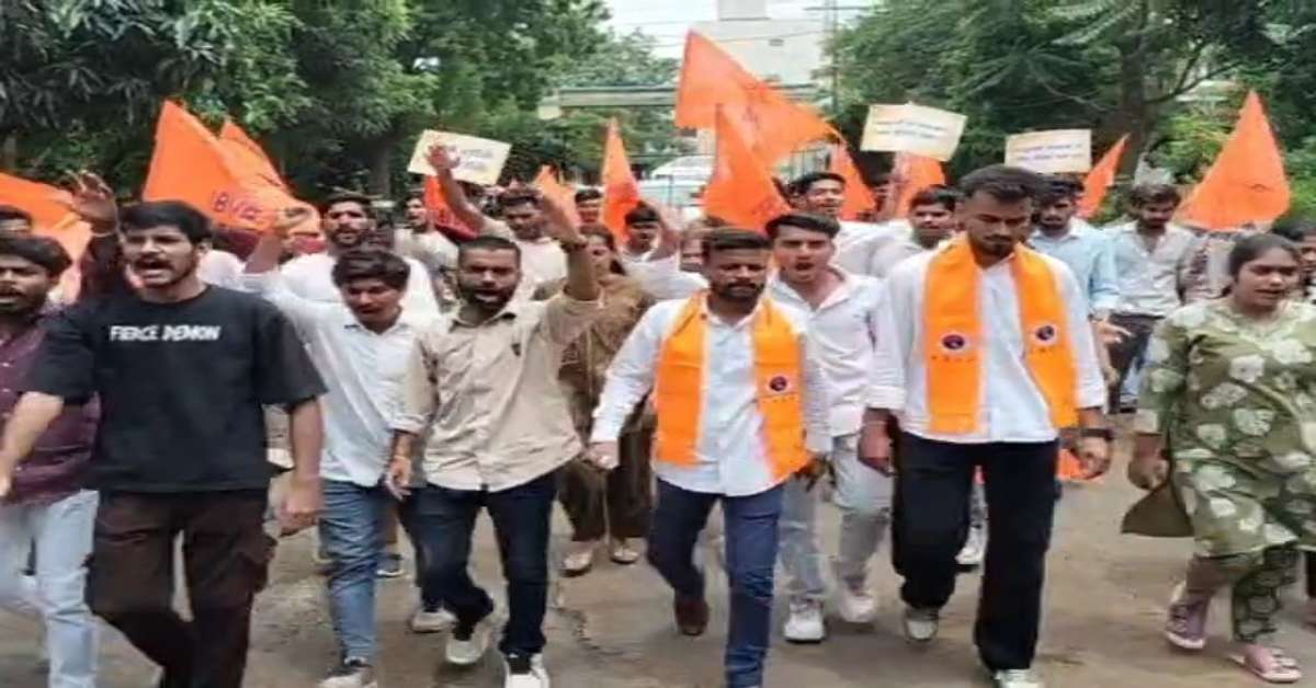 ABVP का हल्ला बोल: टूटी बेंचों और टपकती छतों वाले कॉलेजों पर भड़का गुस्सा, कलेक्ट्रेट में घुसकर दिया अल्टीमेटम!