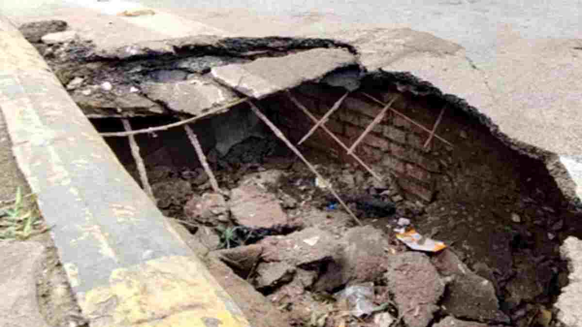 ग्वालियर में फिर धंसी सड़क: रेत से भरी ट्रैक्टर-ट्रॉली फंसी, चालक ने कूदकर बचाई जान
