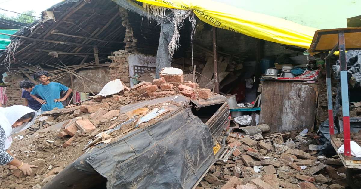 100 साल पुराना जर्जर मकान भरभराकर गिरा: हरदा के कुलहरदा में हादसा, प्रशासन की लापरवाही पर उठे सवाल