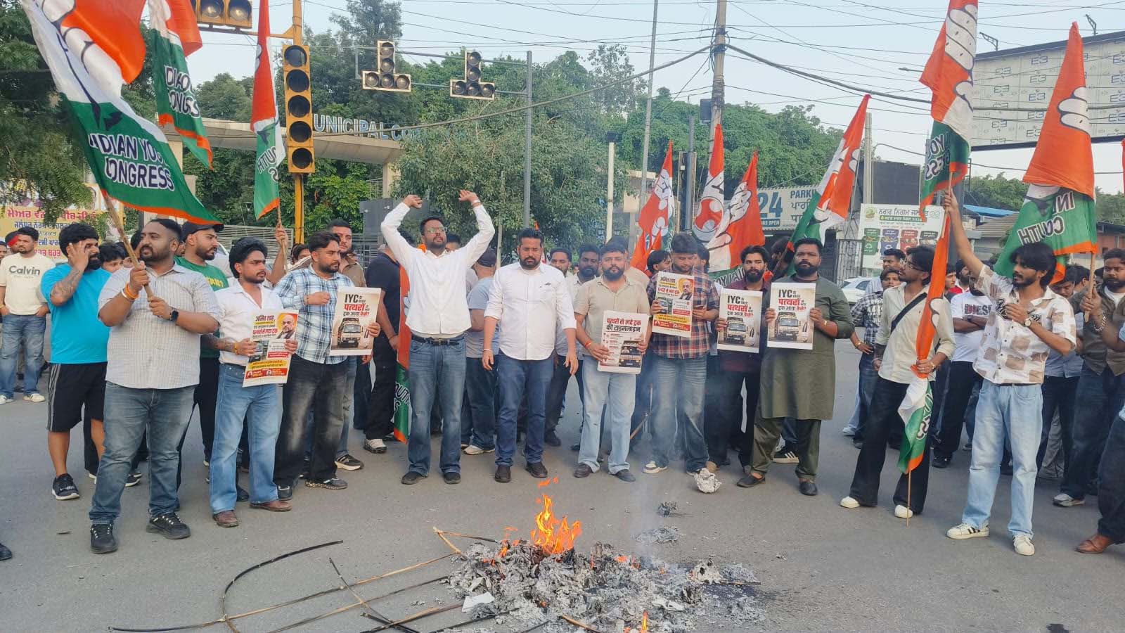 जालंधर में BJP के खिलाफ प्रदर्शन के दौरान हादसा, पुतला दहन में कांग्रेस पार्षद शालू आग से झुलसे