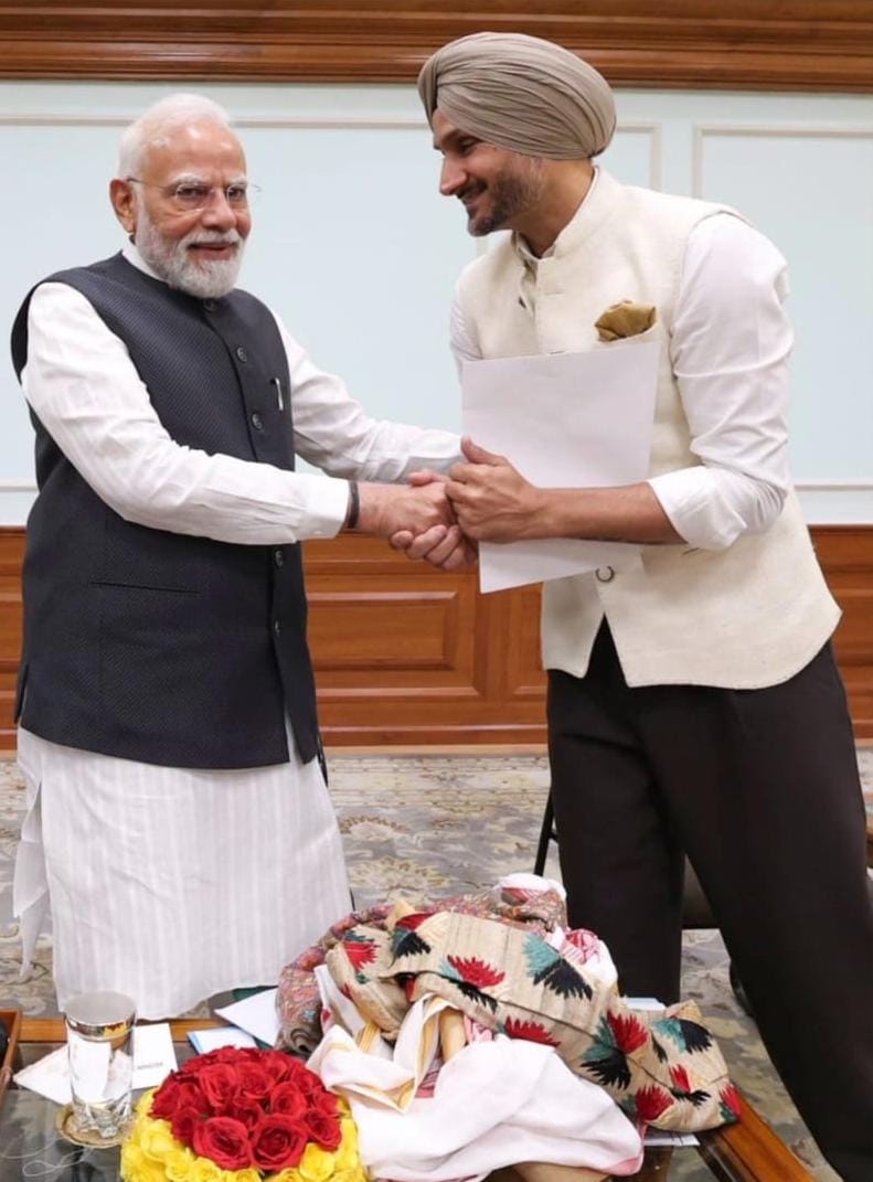 राज्यसभा सांसद हरभजन सिंह ने प्रधानमंत्री मोदी से की मुलाकात, बोले- यह मेरे लिए गौरव का क्षण