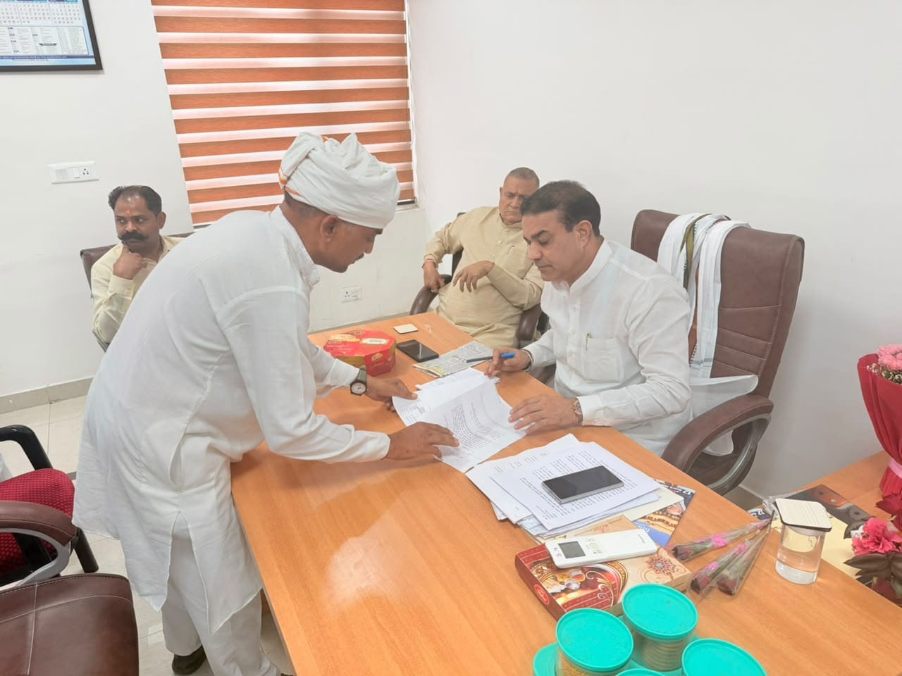 कार्यकर्ताओं से संवाद, आमजन की समस्याओं पर फोकस! अशोक गुर्जर बोले- ‘सेवा ही संगठन’ भाजपा की असली पहचान