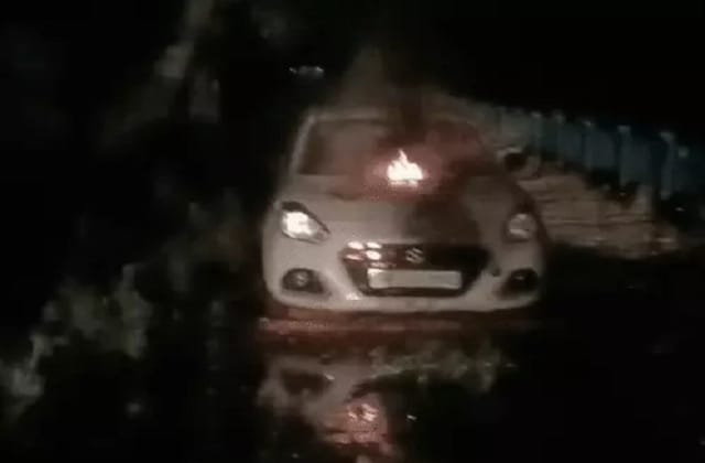 चलती Swift Dzire में अचानक भड़की भीषण आग, दो युवकों ने कूदकर बचाई जान; कार जलकर खाक