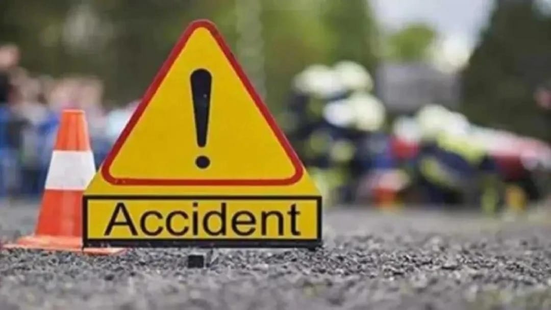 तेज रफ्तार कार की बाइक सवार युवकों से भीषण टक्कर, हादसे में तीन की मौत