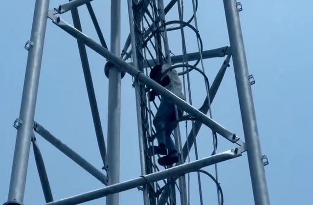 नाबालिग ममेरी बहन से शादी की जिद में 90 फीट ऊंचे टावर पर चढ़ा युवक, 5 घंटे तक चला हाईवोल्टेज ड्रामा