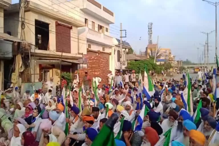 अमृतसर में डीसी दफ्तर के बाहर किसानों-मजदूरों का जोरदार प्रदर्शन, बड़े आंदोलन की चेतावनी