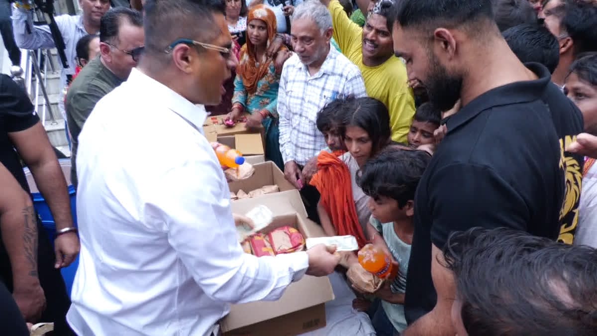 चंडीगढ़ में अनोखा लंगर बना चर्चा का विषय, बर्गर-कोल्ड ड्रिंक के साथ बांटे जा रहे कैश