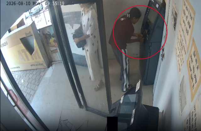 रेवाड़ी में ATM से छेड़छाड़ की कोशिश, एक युवती बनी पहरेदार तो दूसरी ने नुकीली चीज से मशीन को खंगाला; CCTV से खुला राज