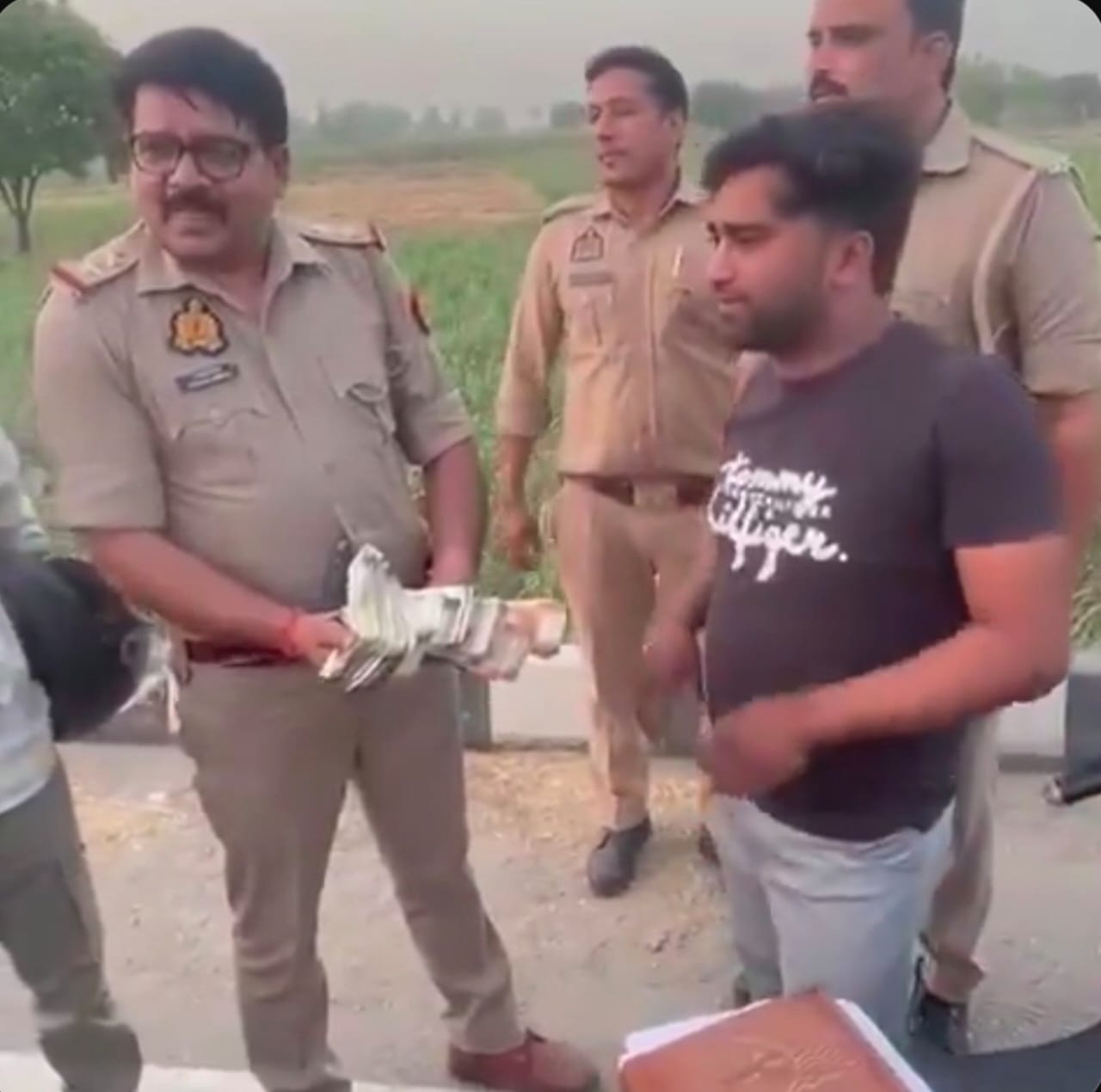 हाईवे पर नोटों की बारिश! आधा किलोमीटर तक बिखरे 4 लाख रुपये, अमित की ईमानदारी ने जीता दिल, देखें VIDEO