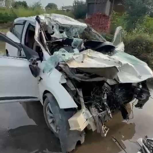 तरनतारन नेशनल हाईवे पर भीषण सड़क हादसा, खड़े ट्रक से टकराई कार; दो दोस्तों की मौत