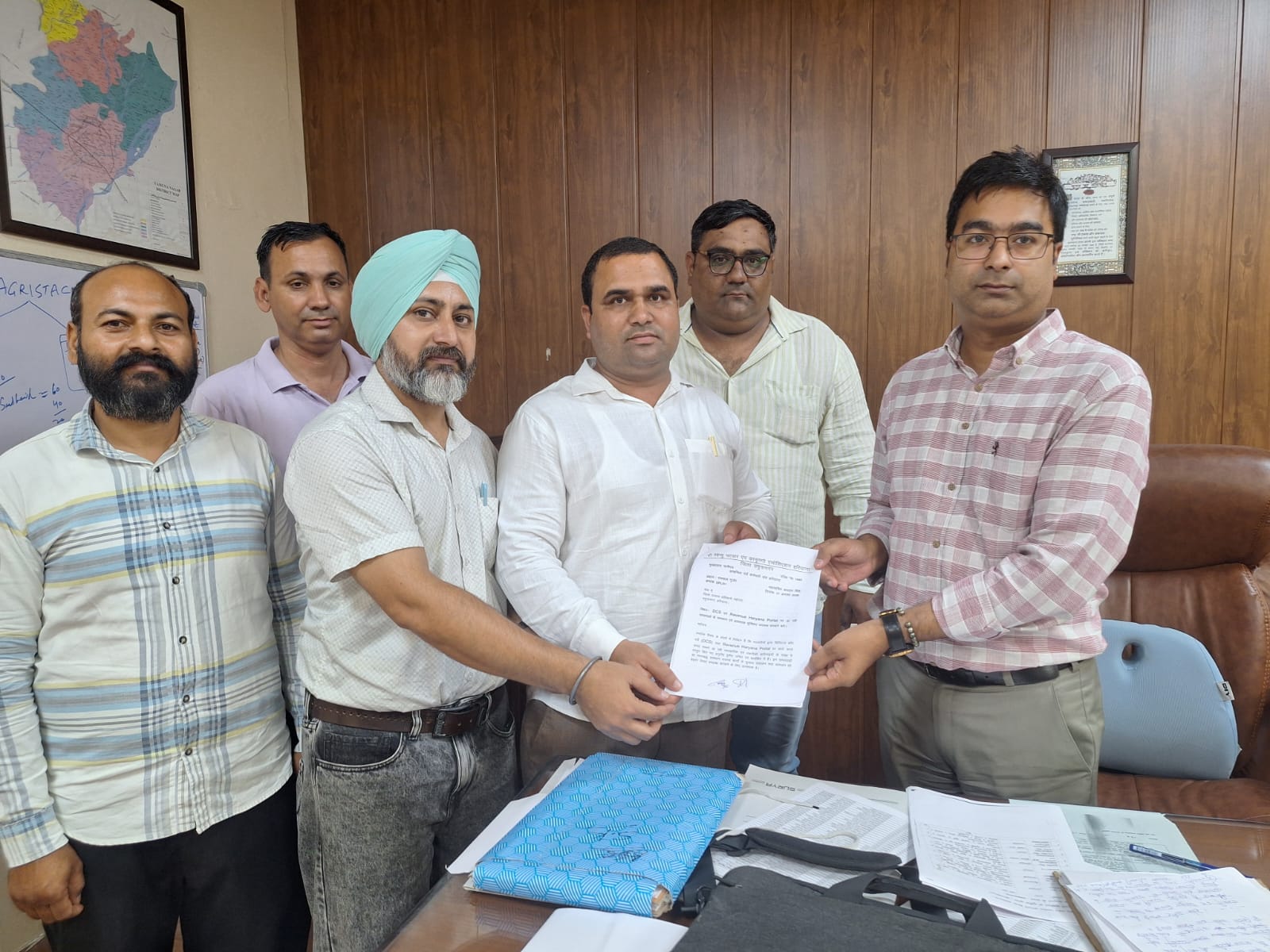 पटवारियों की बढ़ी परेशानी! DCS और रेवेन्यू हरियाणा पोर्टल की खामियों पर फूटा गुस्सा, FCR को सौंपा ज्ञापन